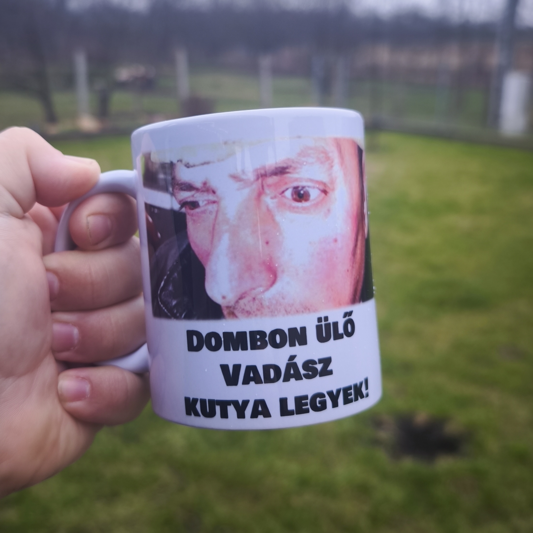 Dombon ülő vadász kutya legyek Bögre